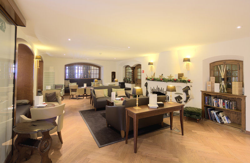 Le Petit Cervin Hotel Zermatt Restaurant photo The lounge at the airport